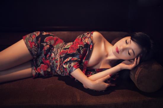 女人全身光着睡觉图片：美女光着的身体的图片(4)(点击浏览下一张趣图)
