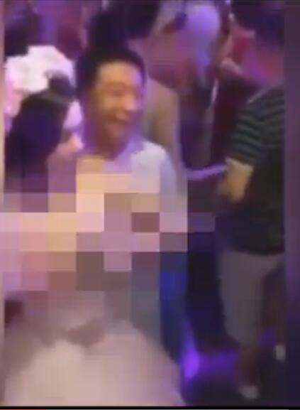 婚礼收红包任意摸 无码：新娘露胸收红包无码 湛江塞新娘红包视频(6)(点击浏览下一张趣图)