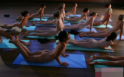 欧美美女裸体瑜伽：欧美美女毛多全裸体(4)(点击浏览下一张趣图)