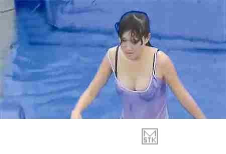 美女闯关不戴胸罩视频截图：水上闯关节目那个最漏(点击浏览下一张趣图)