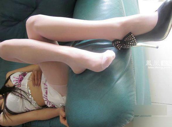 丝袜腿上的液体：客人退房后留下丝袜 粉色丝袜有不明液体(4)(点击浏览下一张趣图)