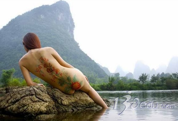 美女绿色山水风景图片：山水人体风景图片(3)(点击浏览下一张趣图)