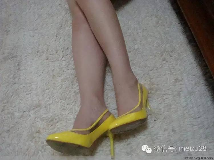 女人穿我打胶的高跟鞋：顺朋友老婆的内内打胶(5)(点击浏览下一张趣图)