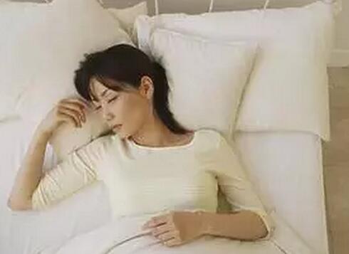怀孕睡姿怎样是正确，对女性来说，最好的睡姿是向右侧卧。(2)(点击浏览下一张趣图)