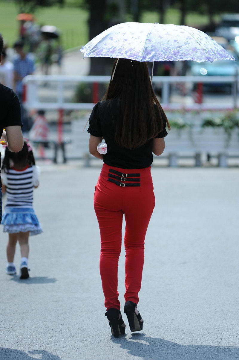 学校女生穿紧身裤正面 女中学穿生黑色紧身裤(2)(点击浏览下一张趣图)