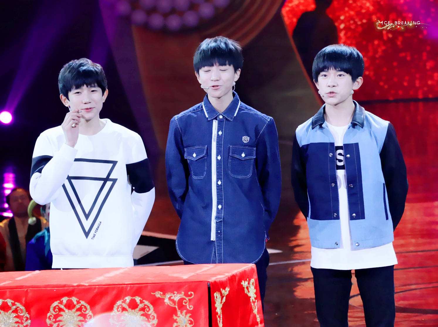 tfboys春晚裤子太紧：王俊凯跨年白色紧身裤 王源紧身裤(4)(点击浏览下一张趣图)