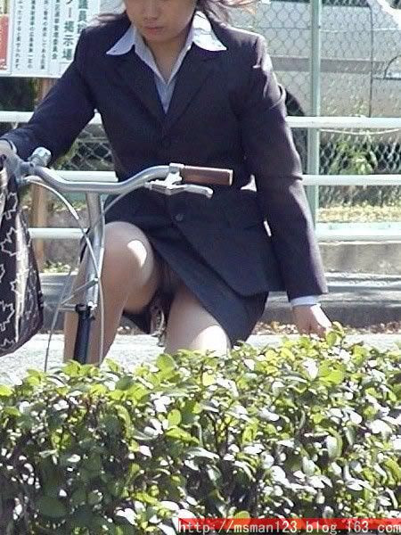 穿短裙骑自行车曝光 穿短裙骑自行车露底：穿裙子没有穿内裤图片(7)(点击浏览下一张趣图)