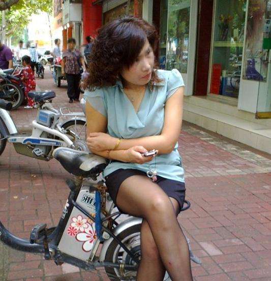 少妇短裙骑电动车 骑电动车走光视频：女汉子买鞋裙子露底(点击浏览下一张趣图)
