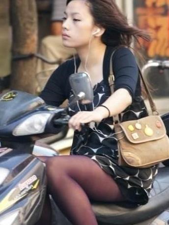 少妇短裙骑电动车 骑电动车走光视频：女汉子买鞋裙子露底(6)(点击浏览下一张趣图)