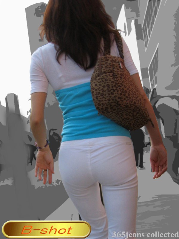 白色紧身裤购物女视频：穿白色紧身裤走光凹点 地铁白色紧身裤美女(点击浏览下一张趣图)