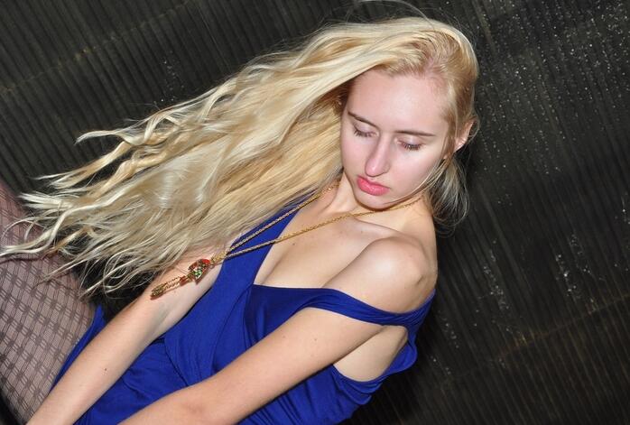 俄罗斯18岁美女献身人体艺术(18)：十七岁俄罗斯少女为艺术献身(点击浏览下一张趣图)