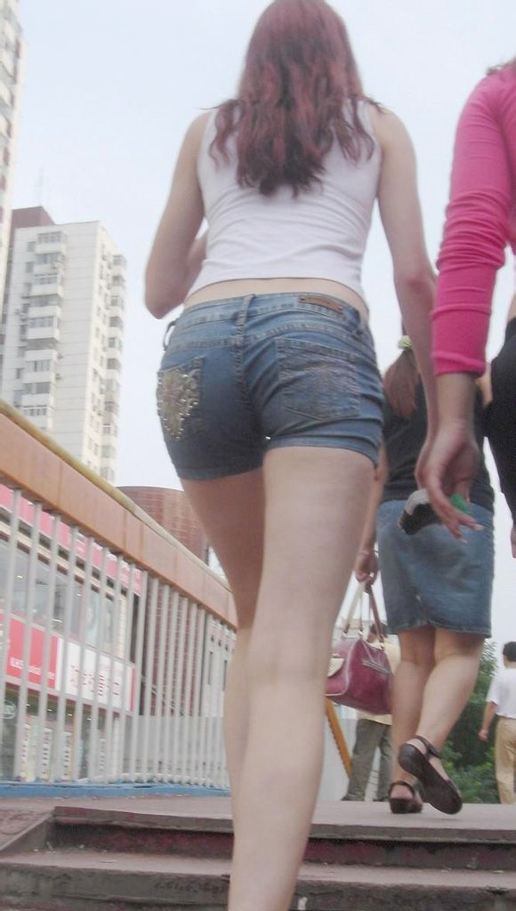 紧身牛仔裤韩国少妇 超市少妇站姿夹超紧(点击浏览下一张趣图)
