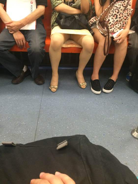 高峰挤地铁下面都硬了：北京高峰挤地铁性骚扰 夏天北京挤地铁妹子(点击浏览下一张趣图)