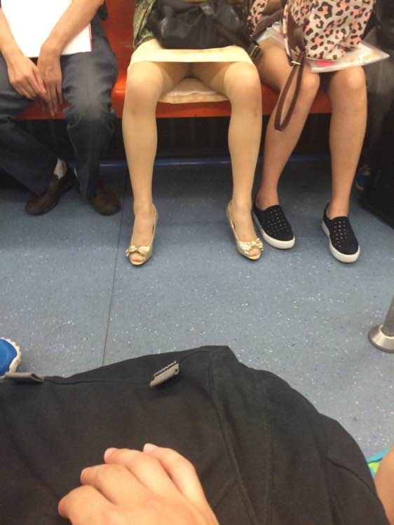 高峰挤地铁下面都硬了：北京高峰挤地铁性骚扰 夏天北京挤地铁妹子(3)(点击浏览下一张趣图)