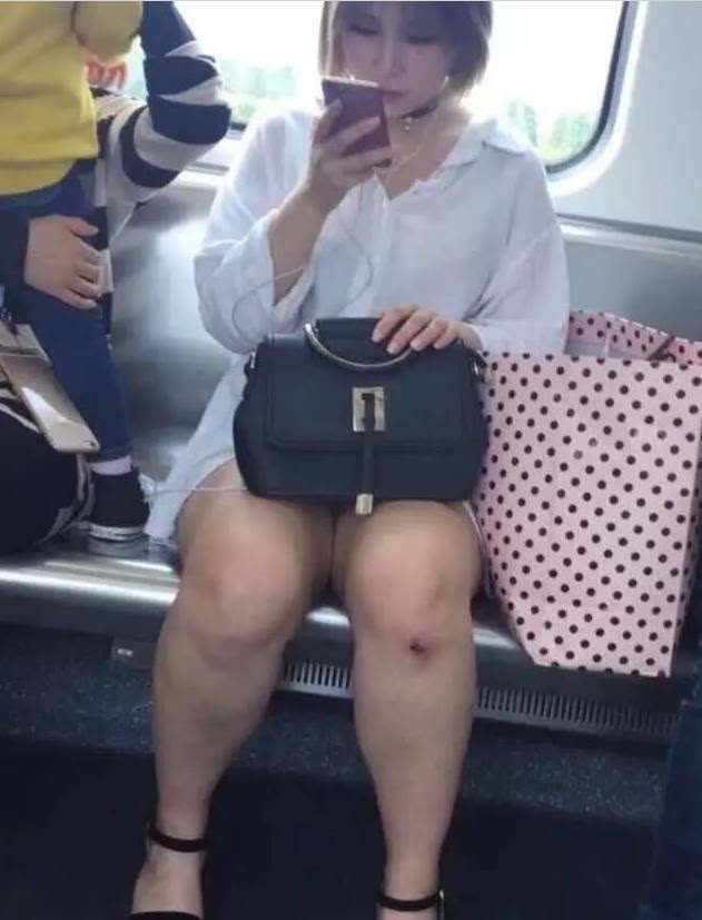 高峰挤地铁下面都硬了：北京高峰挤地铁性骚扰 夏天北京挤地铁妹子(5)(点击浏览下一张趣图)