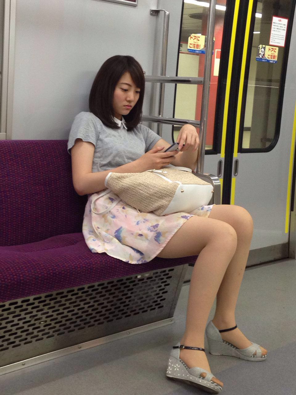 高峰挤地铁下面都硬了：北京高峰挤地铁性骚扰 夏天北京挤地铁妹子(9)(点击浏览下一张趣图)