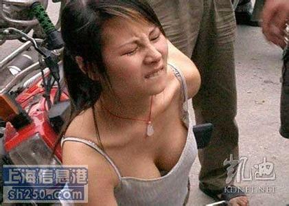 美女弯腰看到内衣图片：美女弯腰看到米米 (4)(点击浏览下一张趣图)