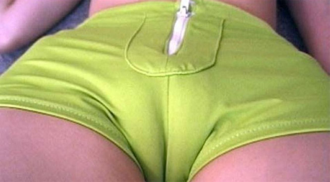 女子紧身裤裆部图片：女人裆部被虐图片大全(3)(点击浏览下一张趣图)