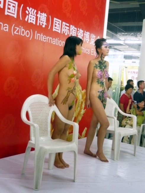 山东淄博陶瓷人体彩绘图图片：淄博陶瓷博览会女模(4)(点击浏览下一张趣图)