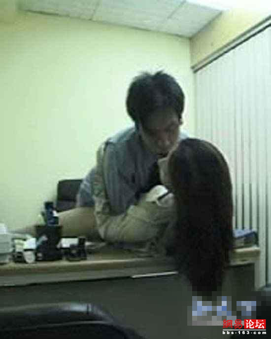 老板强吻撕衣服视频长时间(7)(点击浏览下一张趣图)