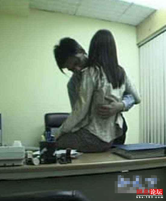 老板灌醉女员工强吻视频(3)(点击浏览下一张趣图)