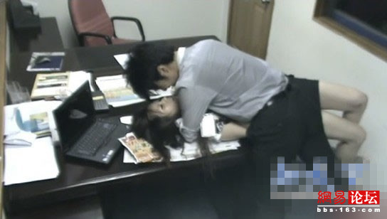 老板灌醉女员工强吻视频(4)(点击浏览下一张趣图)