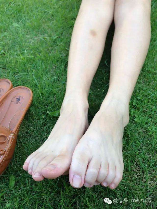 添萌妹子的脚：可爱萌妹子脚(5)(点击浏览下一张趣图)