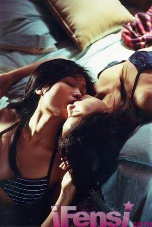男女亲吻翻´滚床单视频 女子全身裸体图片。(4)(点击浏览下一张趣图)