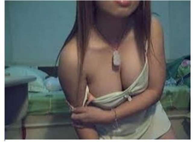 从领口偷看女同学的胸 一女子在家裸居被直播(点击浏览下一张趣图)