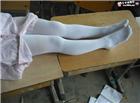 穿透明的白袜图片：小女孩白袜露内 小女孩尿裤祙图