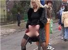女生大街上内急图片:低腰裤的尴尬图片