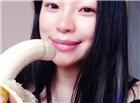 妹子吃香蕉照片:美女销魂吃香蕉gif