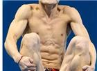 运动员泳裤尴尬图片：跳水在观众面前换泳裤