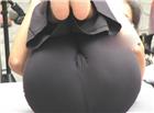 美女性感练瑜伽视频：美女紧身裤练瑜伽尴尬图片