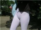 紧身白裤踩脚裤视频图片：女超薄款光泽裤紧身