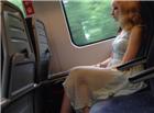 火车硬座长途的艳遇：火车硬座上的丝脚 火车硬座摸中年女人脚