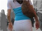 白色紧身裤购物女视频：穿白色紧身裤走光凹点 地铁白色紧身裤美女