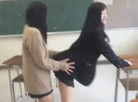 两个日本女高中生的教室后入play