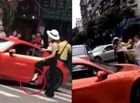 重庆保时捷女车主低调开着“柠檬绿”jeep车办事 穿着霸气信心十足