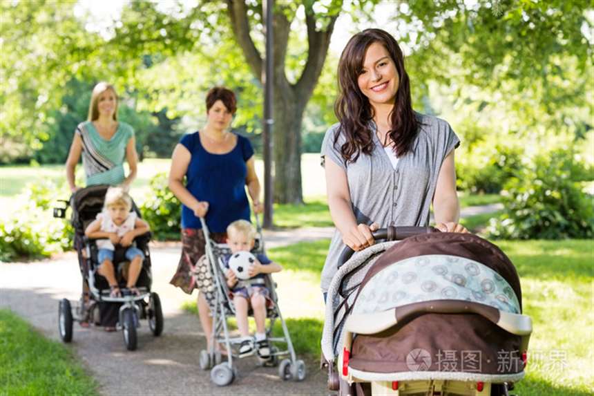 女人推婴儿车公园散步是哪部 公园推着婴儿车作品封面
