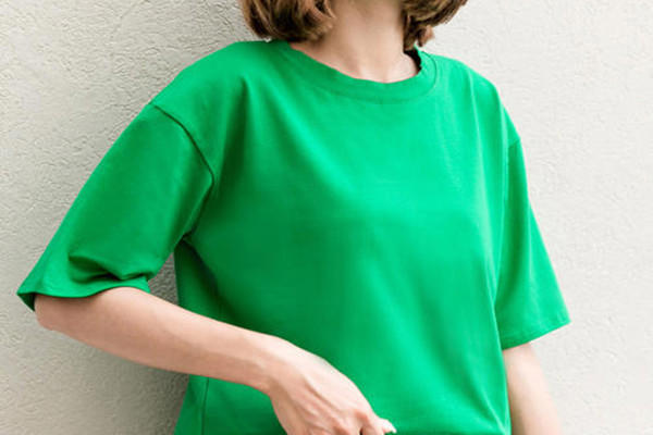 绿色t恤怎么搭配好看 绿色t恤的搭配方法