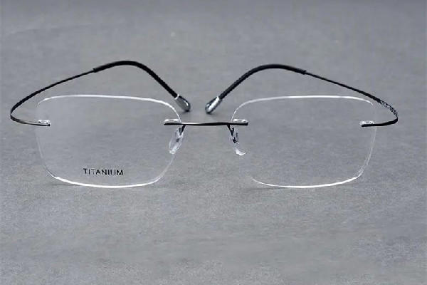 无框眼镜适合什么人戴 无框眼镜的优缺点