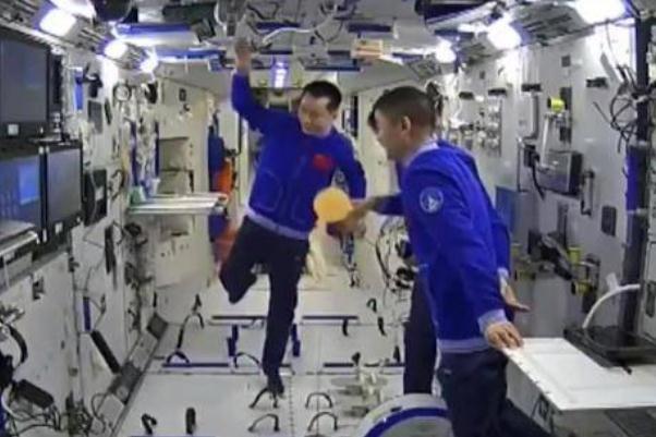 国乒回应航天员在空间站打乒乓球 打乒乓球对腰有影响吗