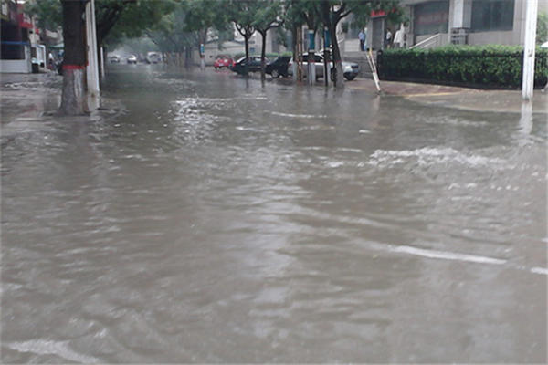 卫辉一大爷哽咽说自己家没了 暴雨后会出现什么情况