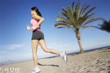 原地跑步的正确姿势 姿势正确才能促进减肥