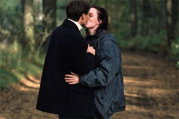 接吻时男生是什么感觉 接吻时男生的手应该放在哪里