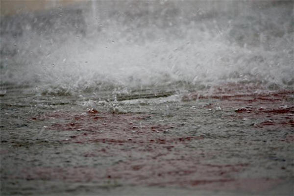 郑州核酸检测找到暴雨中失踪男孩 暴雨来临时我们应该躲在哪里