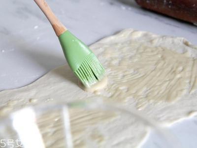 葱油饼的家常做法 自制葱油饼的做法步骤