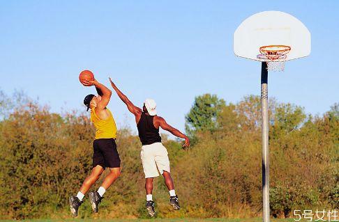如何用正确的姿势投篮呢 打篮球时怎样做好防守