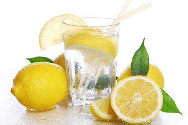 柠檬泡水有什么作用 喝柠檬泡水的好处